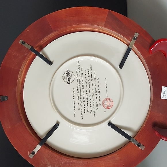 Norman Rockwell "Wrapped up in Christmas " Plate 1981 - Picture 4 of 4